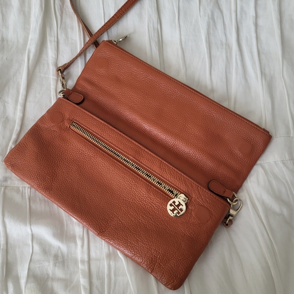 Tory Burch Amanda Logo Leather Fold-Over Clutch Crossbody Bag in Camel - Picture 3 of 9